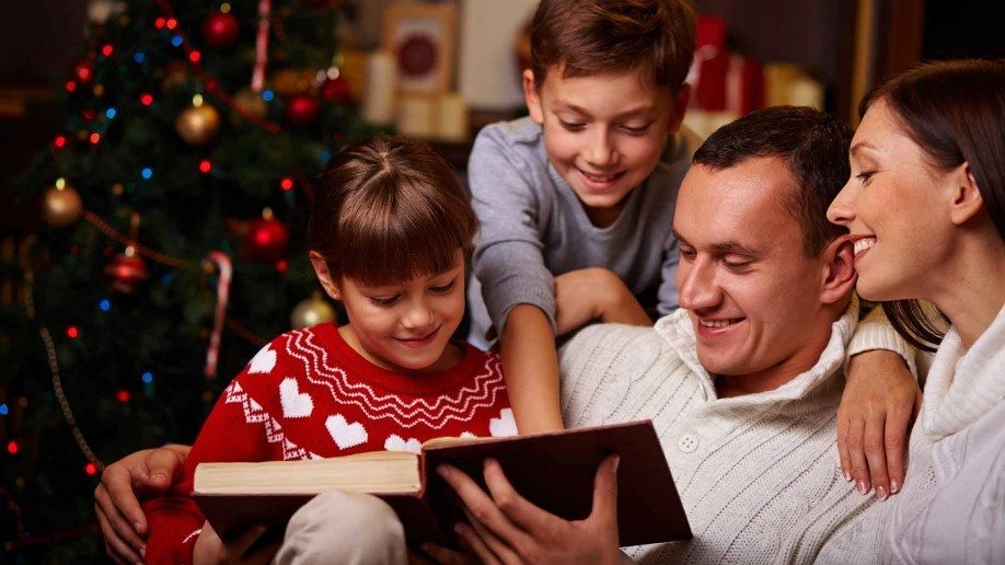 family-christmas-reading-story-tradition-918x516